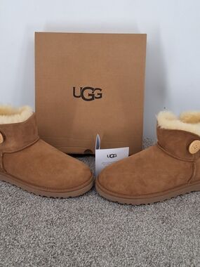 UGG Mini Bailey Button 2 in Chestnut